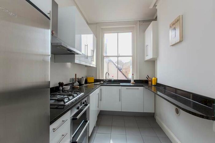 2 Bedroom Flat To Rent In Clapham Common South Side, Clapham, London, SW4