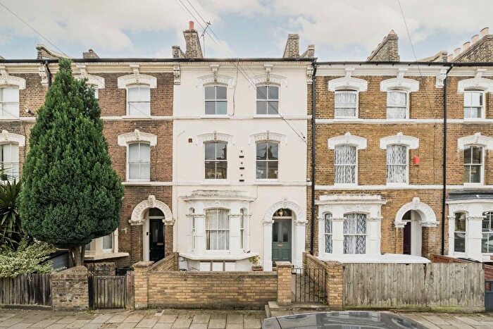 3 Bedroom Flat For Sale In Ferndale Road, Clapham, SW4