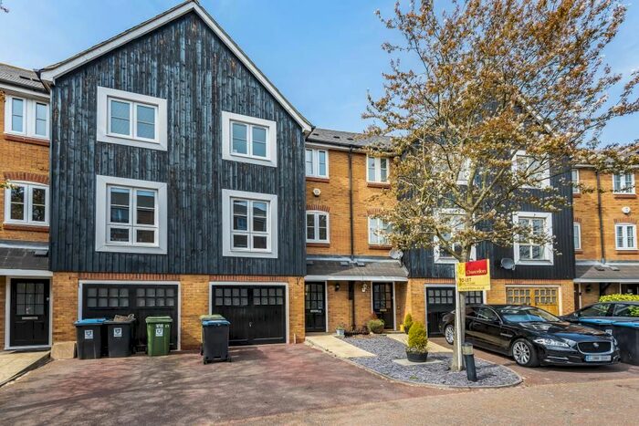 4 Bedroom Town House To Rent In Hemel Hempstead, Hertfordshire, HP3