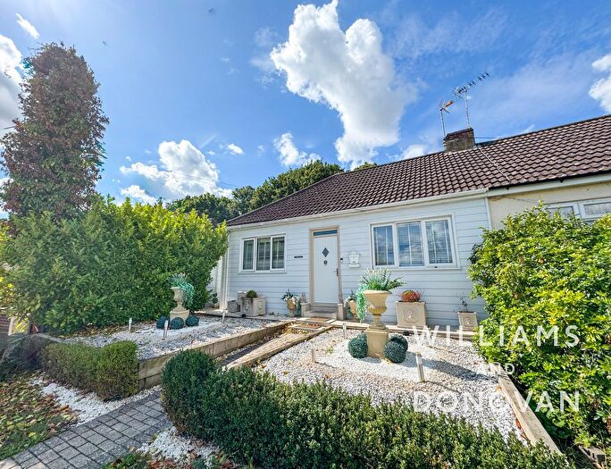 3 Bedroom Semi-detached Bungalow For Sale In Woodside Road, Hockley, SS5