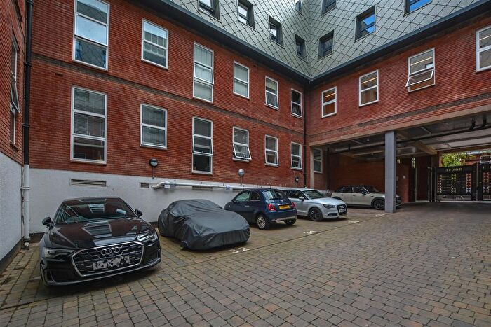 1 Bedroom Flat For Sale In Ingrave Road, Brentwood, CM15