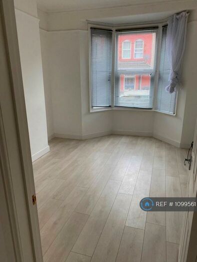 2 Bedroom Maisonette To Rent In Curtis Street, Swindon, SN1