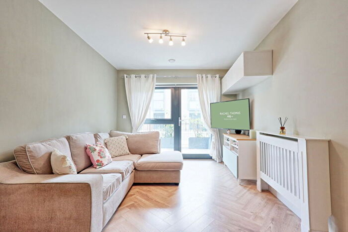 2 Bedroom Flat For Sale In Blueberry Court, Rainham, Havering, RM13