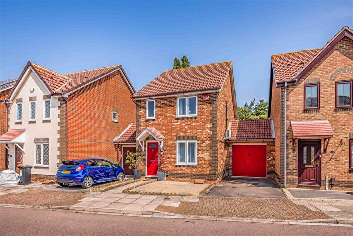 3 Bedroom Link Detached House For Sale In Milebush Road, Southsea, PO4