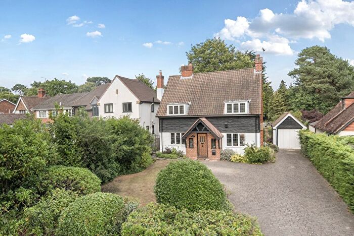 3 Bedroom Detached House For Sale In The Riding, Woodham, GU21