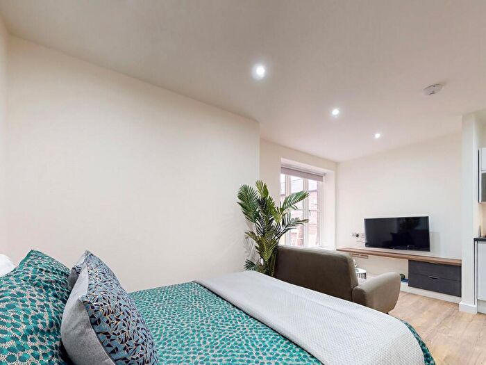 Apartment To Rent In Apt, Clarendon Road #, LS2