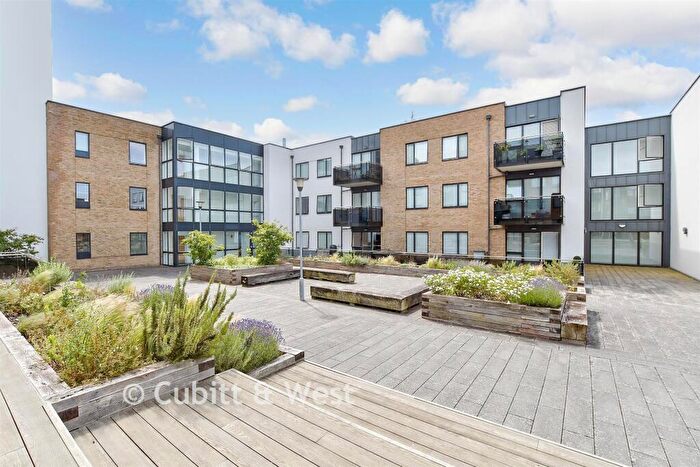 2 Bedroom Apartment For Sale In Russells Crescent, Horley, Surrey, RH6