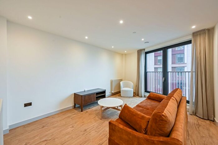 2 Bedroom Flat To Rent In Selbourne Walk, Walthamstow, E17