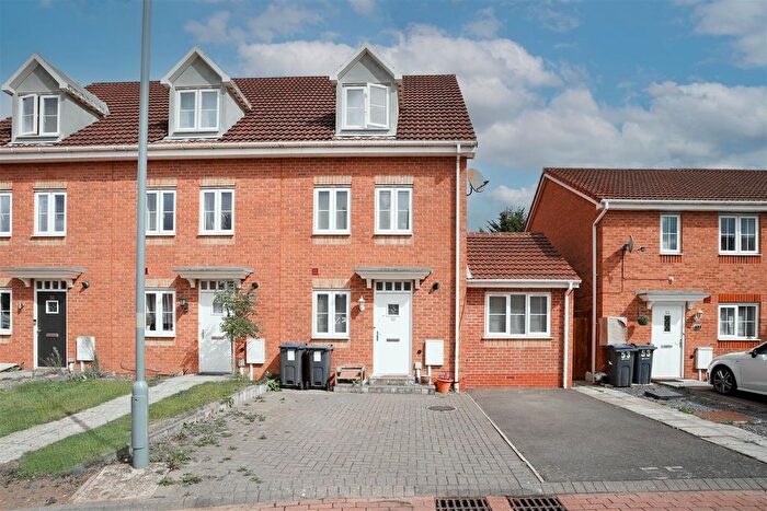 4 Bedroom End Of Terrace House For Sale In New Imperial Crescent, Birmingham, B11
