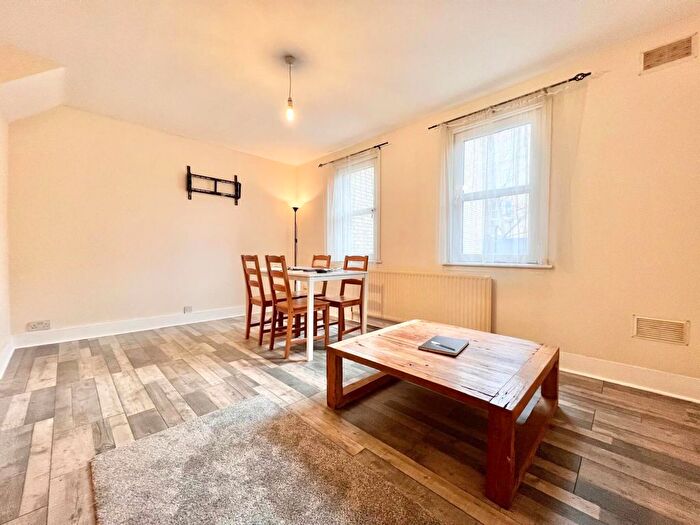 2 Bedroom Flat To Rent In Tower Bridge Road, SE1