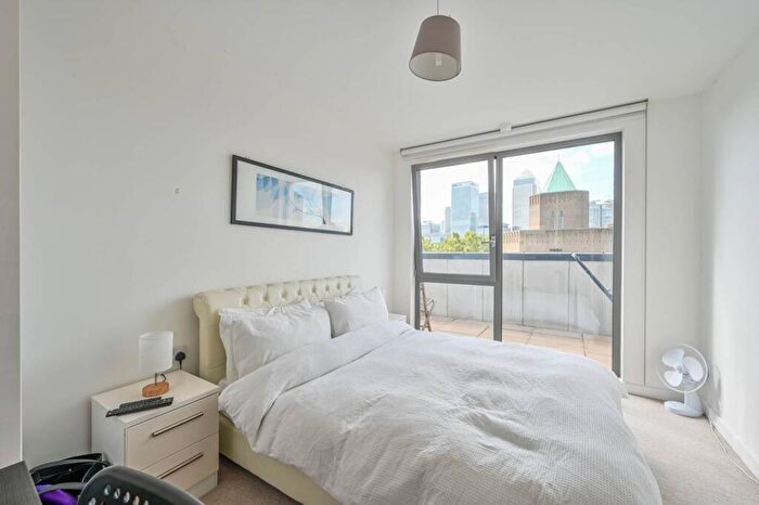 3 Bedroom Flat To Rent In Casson Apartments, Poplar, London, E14