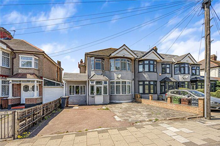 4 Bedroom End Of Terrace House For Sale In Whalebone Lane North, Romford, RM6