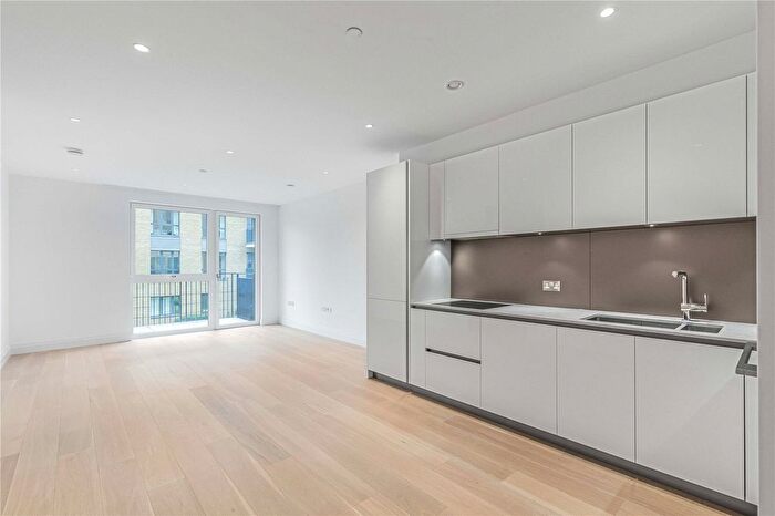 2 Bedroom Flat To Rent In Pinewood Gardens, Teddington, TW11