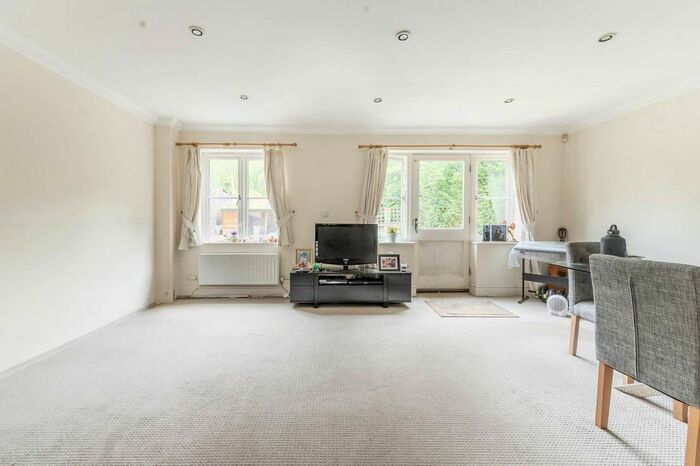 3 Bedroom Flat To Rent In Green Lane, Stanmore, HA7
