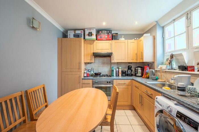 3 Bedroom Flat To Rent In Phoenix Road, Camden, London, NW1