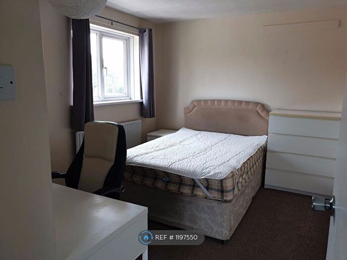 5 Bedroom Semi-Detached House To Rent In St. Johns Road, Guildford, GU2