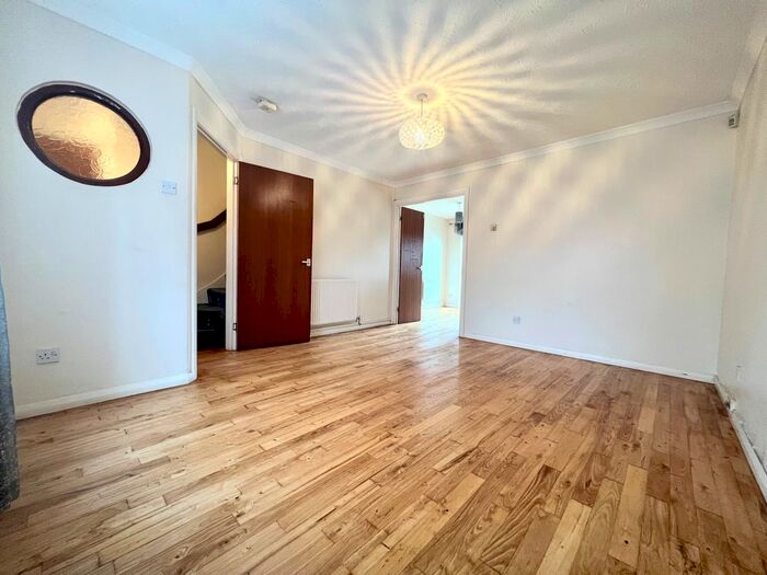 3 Bedroom Semi-Detached House To Rent In Firstbrook Close, Penylan, Cardiff, CF23