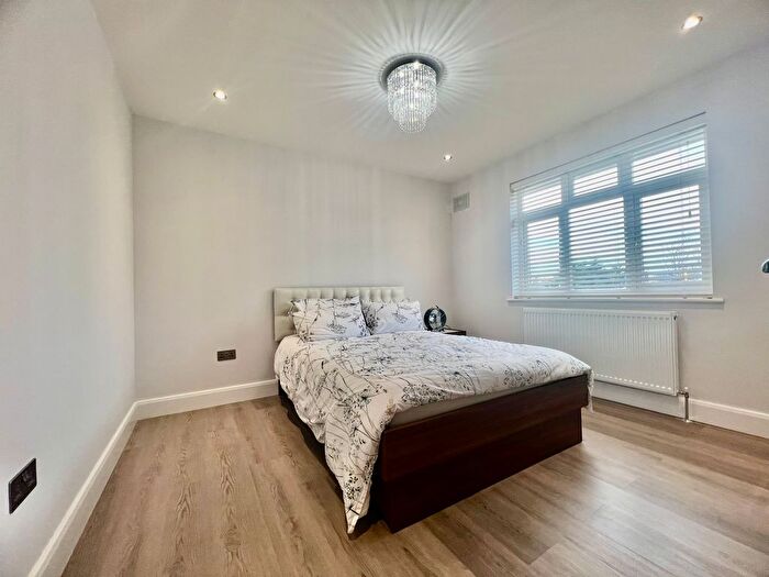 5 Bedroom Semi-Detached House To Rent In Alandale Drive, Pinner, HA5