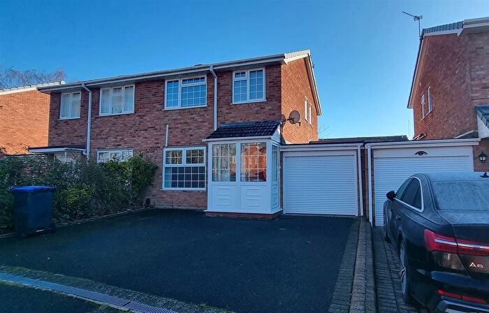 3 Bedroom Semi Detached House To Rent In Barnard Close, Leamington Spa, CV32