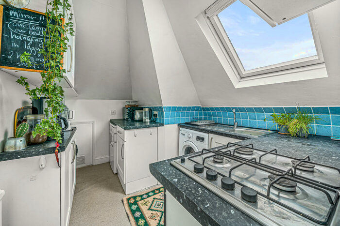 2 Bedroom Apartment To Rent In Torrington Park, London, N12