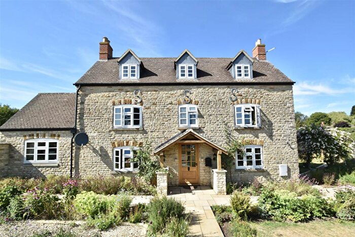 5 Bedroom Detached House For Sale In South Street, Caulcott, OX25