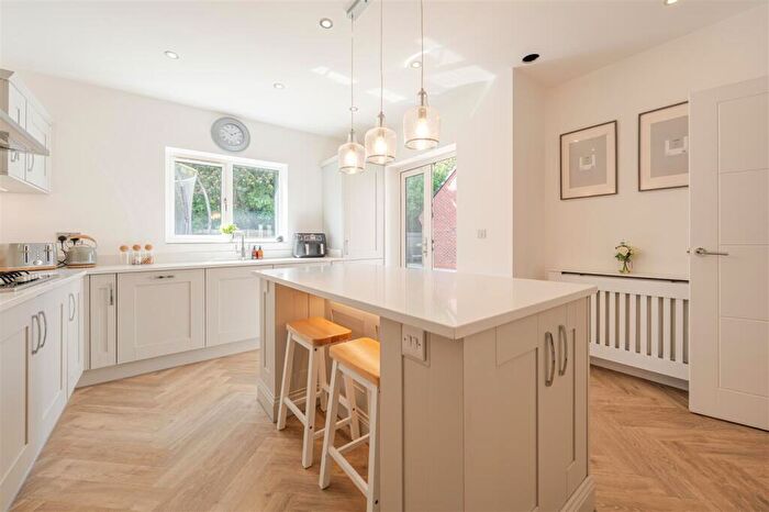 4 Bedroom Detached House For Sale In Horseshoe Crescent, Wellesbourne, CV35