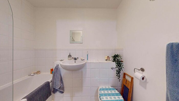 2 Bedroom Flat To Rent In Balham High Road, London, SW17