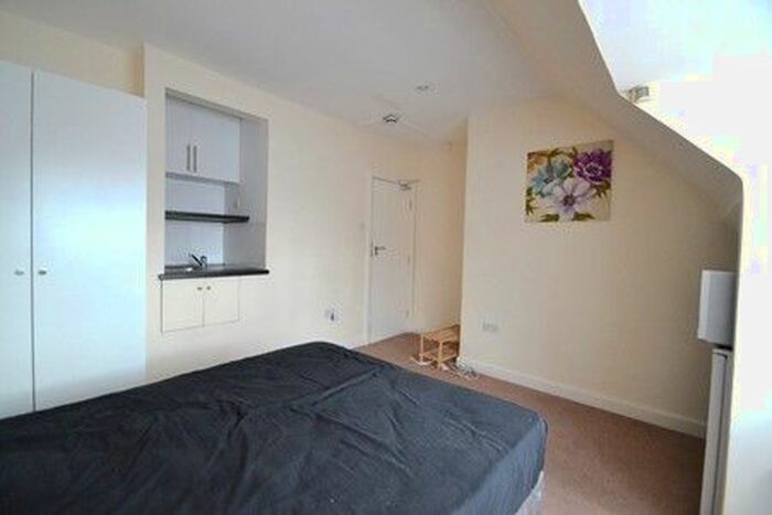 1 Bedroom Flat To Rent In Market Place, Golders Green, NW11