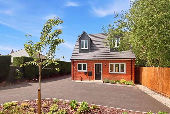 2 Bedroom Detached House For Sale In Chesterfield Road, Holmewood, S42