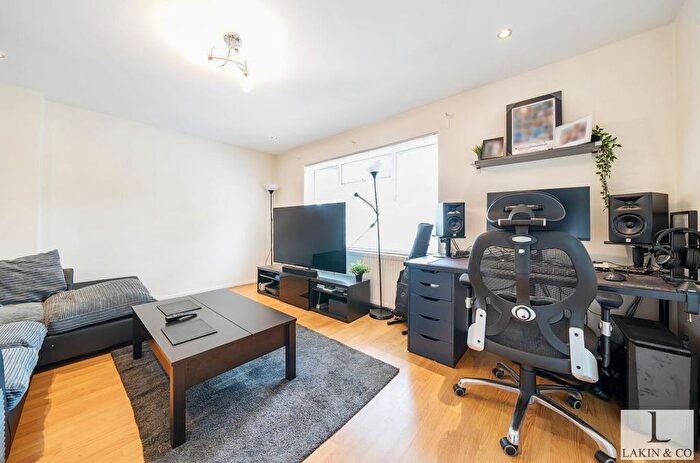 1 Bedroom Flat To Rent In Hetherington Way, Ickenham, Uxbridge, UB10