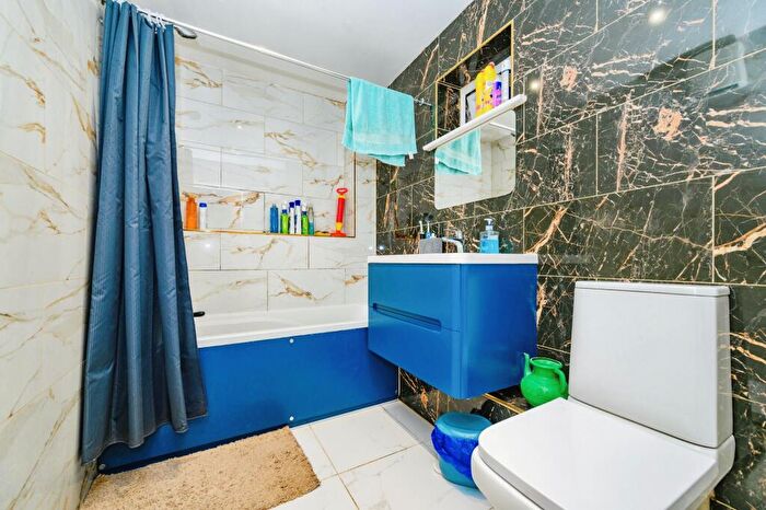 2 Bedroom Flat For Sale In Farley Hill, Luton, Bedfordshire, LU1