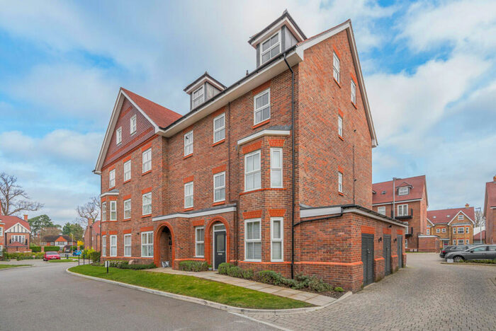 2 Bedroom Apartment To Rent In Albright Gardens, Walton-On-Thames, KT12