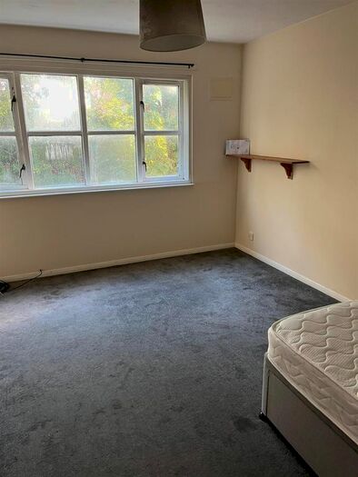 Studio To Rent In Verona Close, Uxbridge, UB8