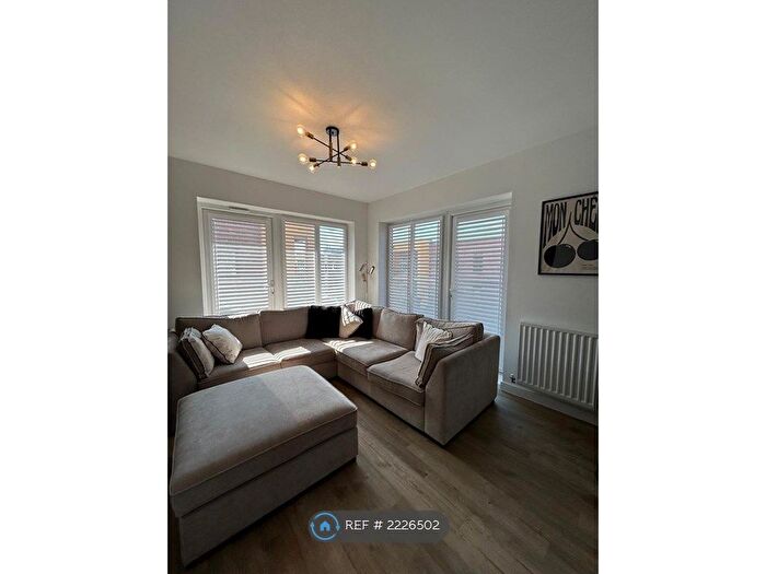 2 Bedroom Flat To Rent In Cole Court, Southend-On-Sea, SS2