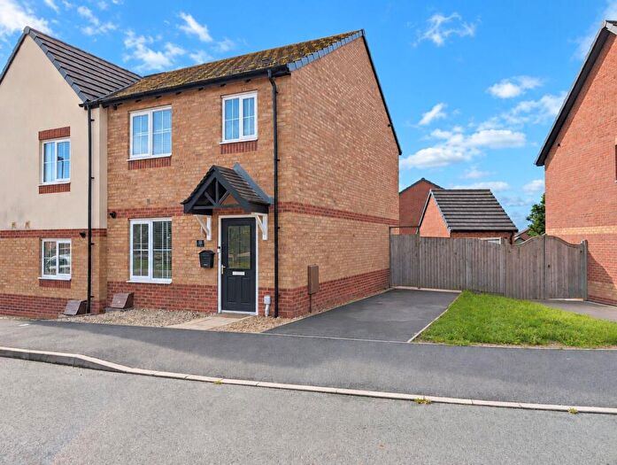 3 Bedroom Semi-Detached House For Sale In Oakway Drive, Woodville, DE11