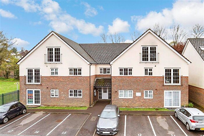 2 Bedroom Flat For Sale In Stafford Rise, Caterham, Surrey, CR3
