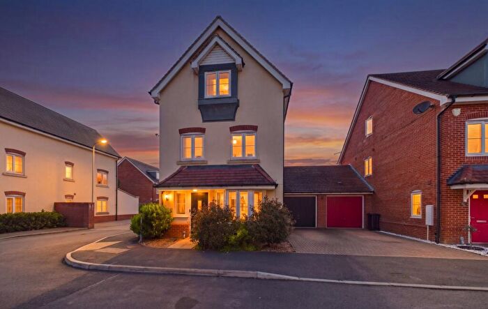 4 Bedroom Link Detached House For Sale In Jasmine Square, Woodley, Reading, Berkshire, RG5