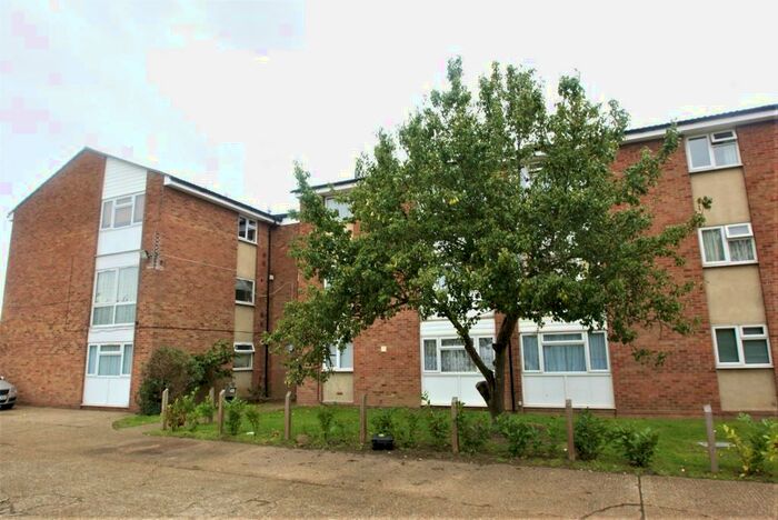2 Bedroom Flat To Rent In Colne Court, Essex, RM18