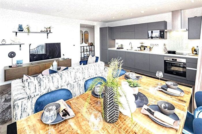 3 Bedroom Flat For Sale In The Lock, Greenford Quay, Greenford, UB6