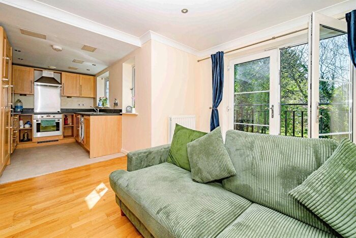2 Bedroom Flat For Sale In Wharf Way, Hunton Bridge, Kings Langley, WD4