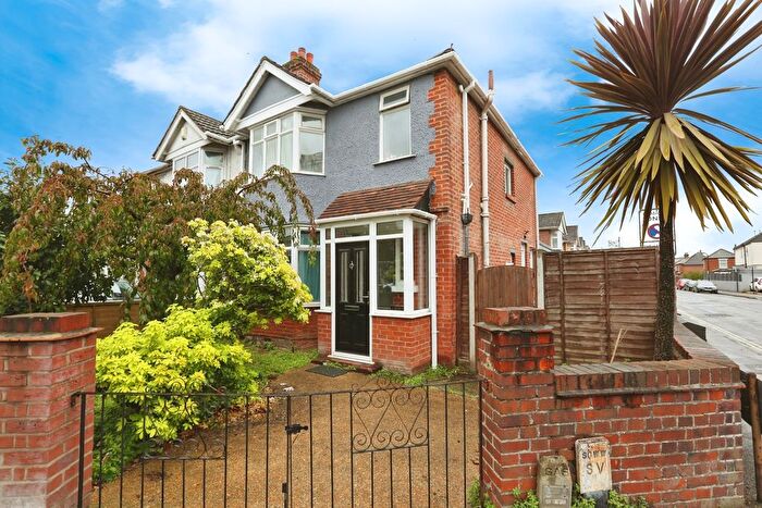 3 Bedroom Semi Detached House For Sale In Bitterne Road West, Southampton, Hampshire, SO18