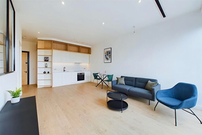 1 Bedroom Flat To Rent In Great West Road, Brentford, TW8