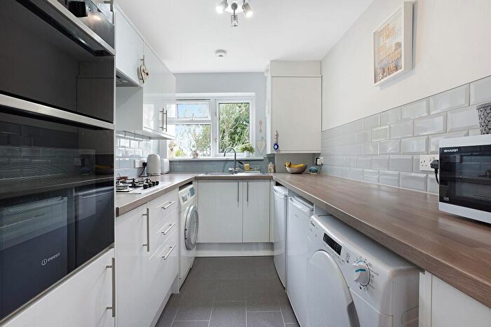 2 Bedroom Apartment To Rent In Arethusa Road, Rochester, ME1
