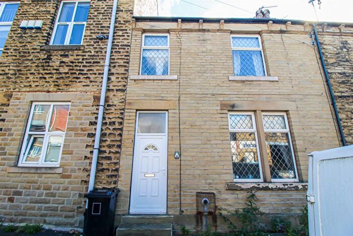 3 Bedroom Town House For Sale In Camroyd Street, Dewsbury, WF13