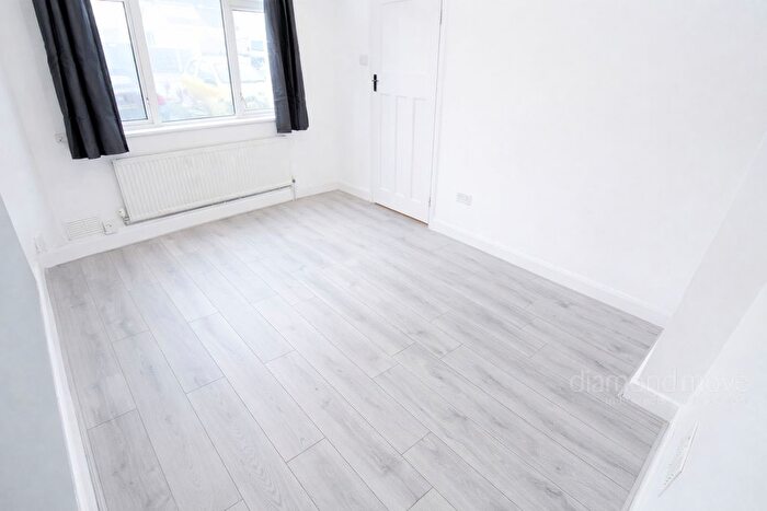 2 Bedroom Maisonette To Rent In The Crescent, Harlington, UB3