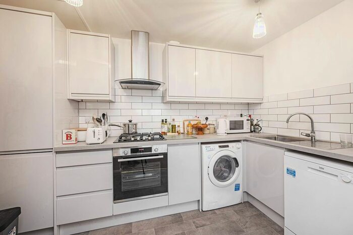 2 Bedroom Flat To Rent In Bethnal Green Road, Bethnal Green, London, E2
