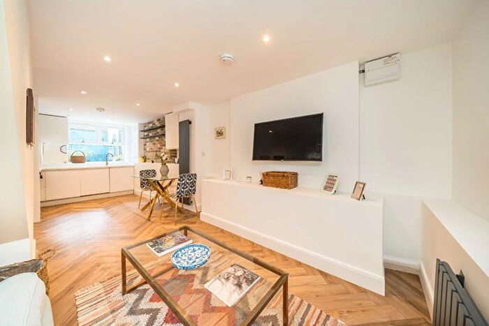 1 Bedroom Flat For Sale In Battersea Park Road, London, SW11