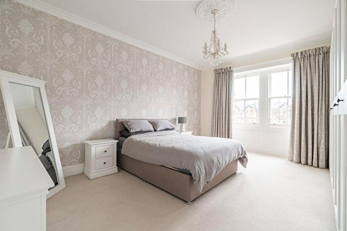 2 Bedroom Flat For Sale In F Coates Gardens, Edinburgh, EH12