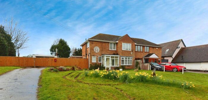 3 Bedroom Semi-Detached House For Sale In St. Peters Lane, Bickenhill, Solihull, B92