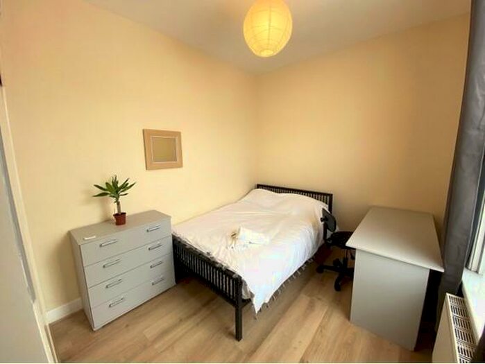 1 Bedroom End Of Terrace House To Rent In Delamere Road, PO4